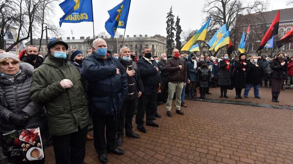 Участники митинга, приуроченного к 112 годовщине со дня рождения Степана Бандеры, во Львове