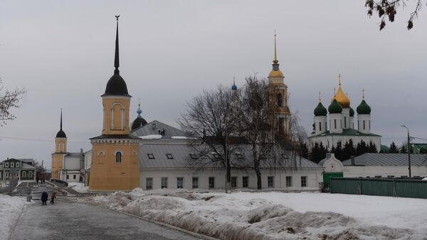Успенский кафедральный собор (справа), колокольня Ново-Голутвина монастыря (в центре) на территории Коломенского кремля