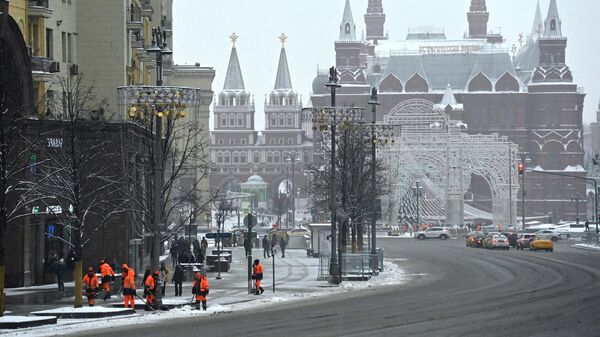 Сотрудники коммунальных служб во время уборки снега на Тверской улице в Москве