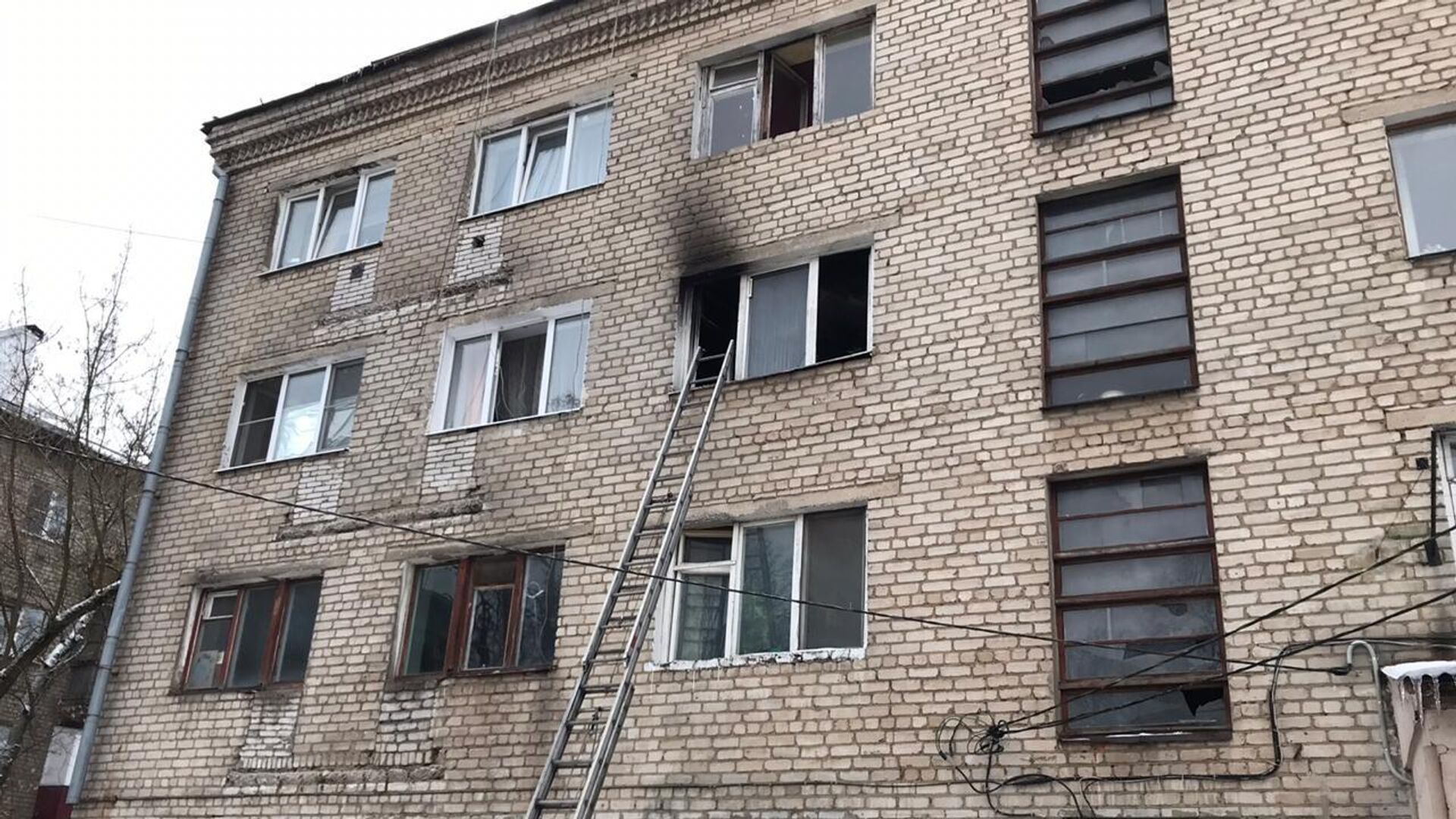 Пожар в многоквартирном доме в городском округе Орехово-Зуево - РИА Новости, 1920, 02.01.2021