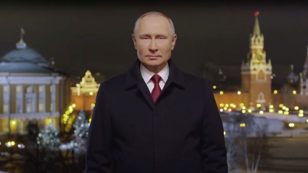 Путин поздравил россиян с Новым годом на фоне военных. Основные тезисы новогодней речи президента