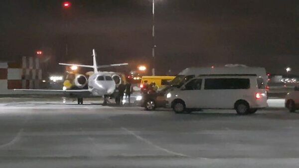 Вернувшиеся из Ливии российские и украинский моряки вышли из самолета в Шереметьево
