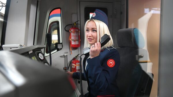 Машинистка Ольга Буравлева в головном вагоне поезда на одной из станций московского метрополитена
