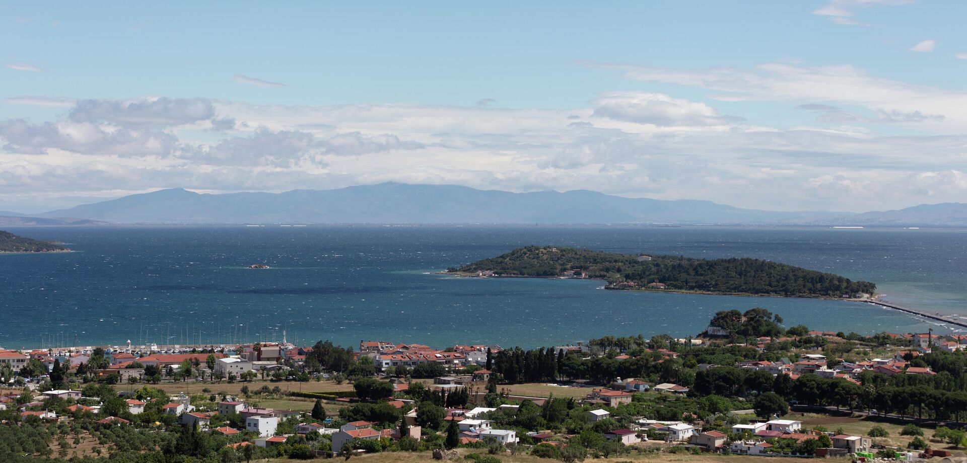 Панорамный вид на город Урла в турецкой провинции Измир