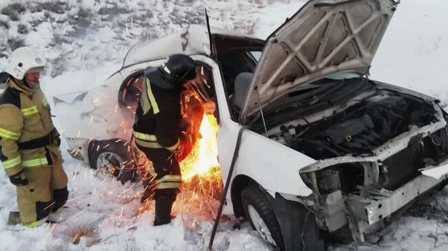 Сотрудники МЧС на месте ДТП в Улуг-Хемском районе Республики Тыва