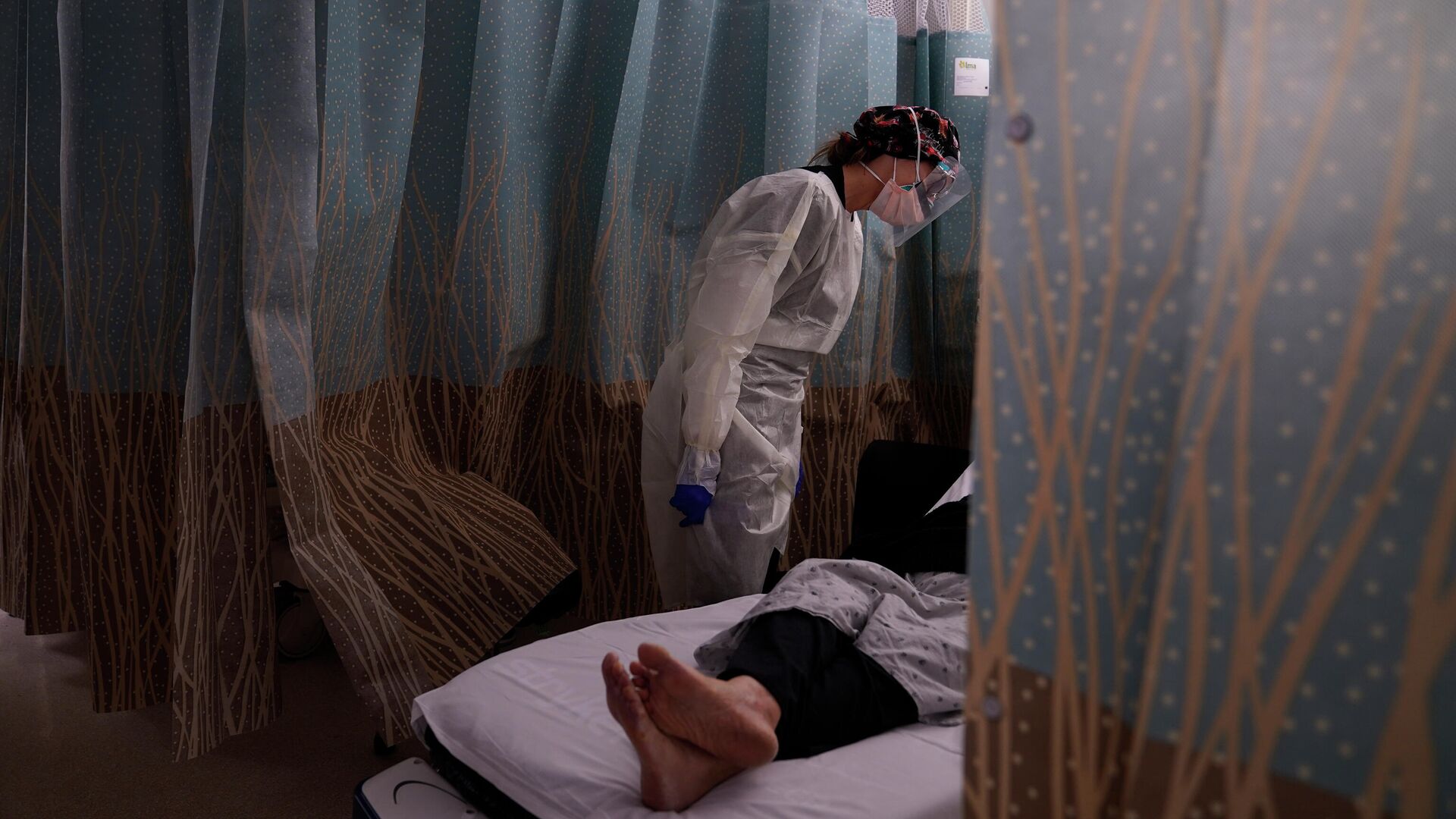 Медсестра разговаривает с пациентом, у которого проявляются симптомы коронавируса, в отделении неотложной помощи Медицинского центра в Лос-Анджелесе - РИА Новости, 1920, 04.06.2021