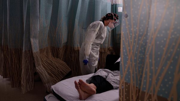 Медсестра разговаривает с пациентом, у которого проявляются симптомы коронавируса, в отделении неотложной помощи Медицинского центра в Лос-Анджелесе
