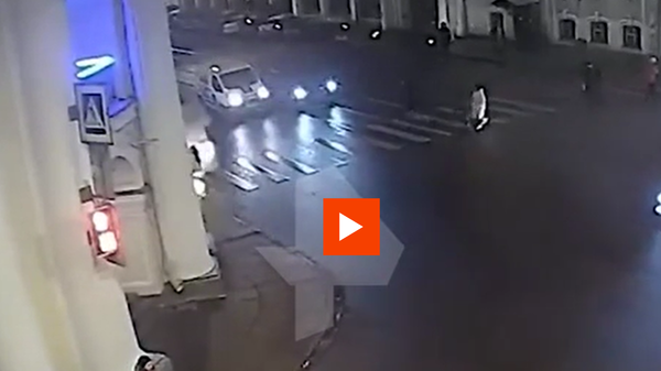 Момент выброса огня из-под тротуара в Петербурге попал на видео