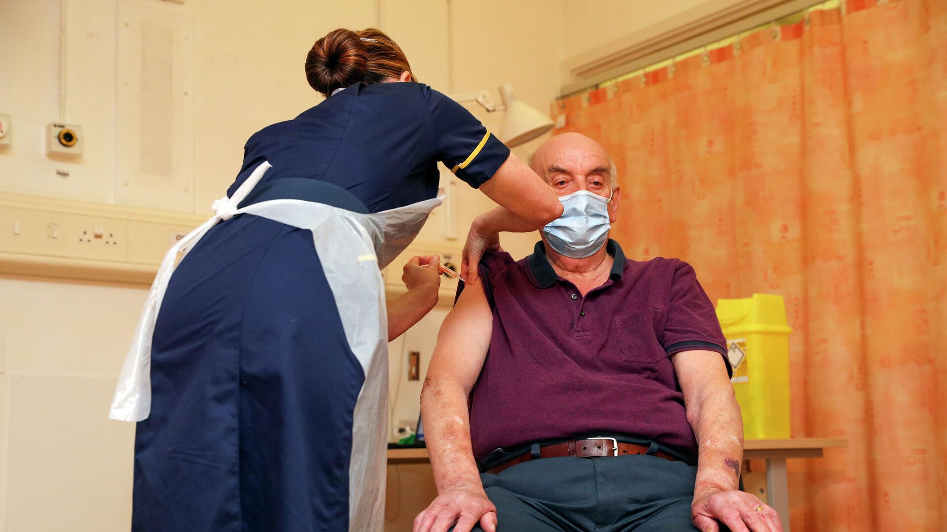 82-летний Брайан Пинкер - первый в мире человек, получивший вакцину AstraZeneca от коронавируса - РИА Новости, 1920, 04.01.2021