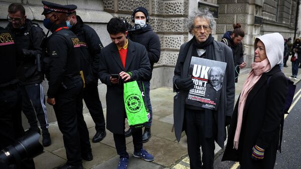 Акция в поддержку основателя WikiLeaks Джулиана Ассанжа возле Центрального уголовного суда в Лондоне