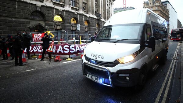 Акция в поддержку основателя WikiLeaks Джулиана Ассанжа возле Центрального уголовного суда в Лондоне