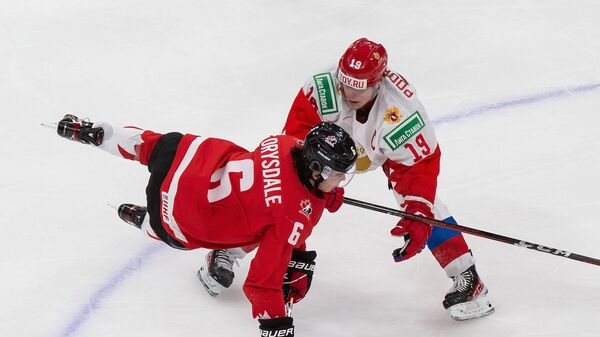 Василий Подколзин и Джейми Дрисдейл в матче молодежного чемпионата мира по хоккею.