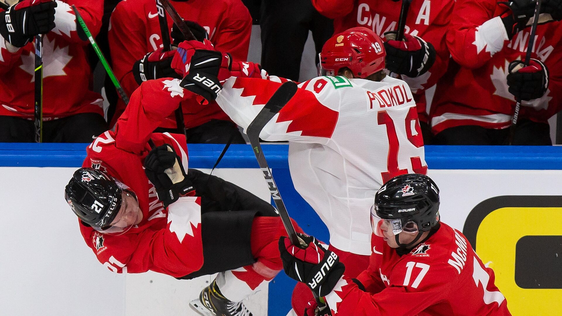 EDMONTON, AB - JANUARY 04: Kaiden Guhle #21 of Canada skates against Vasili Podkolzin #19 of Russia during the 2021 IIHF World Junior Championship semifinals at Rogers Place on January 4, 2021 in Edmonton, Canada.   Codie McLachlan/Getty Images/AFP - РИА Новости, 1920, 05.01.2021