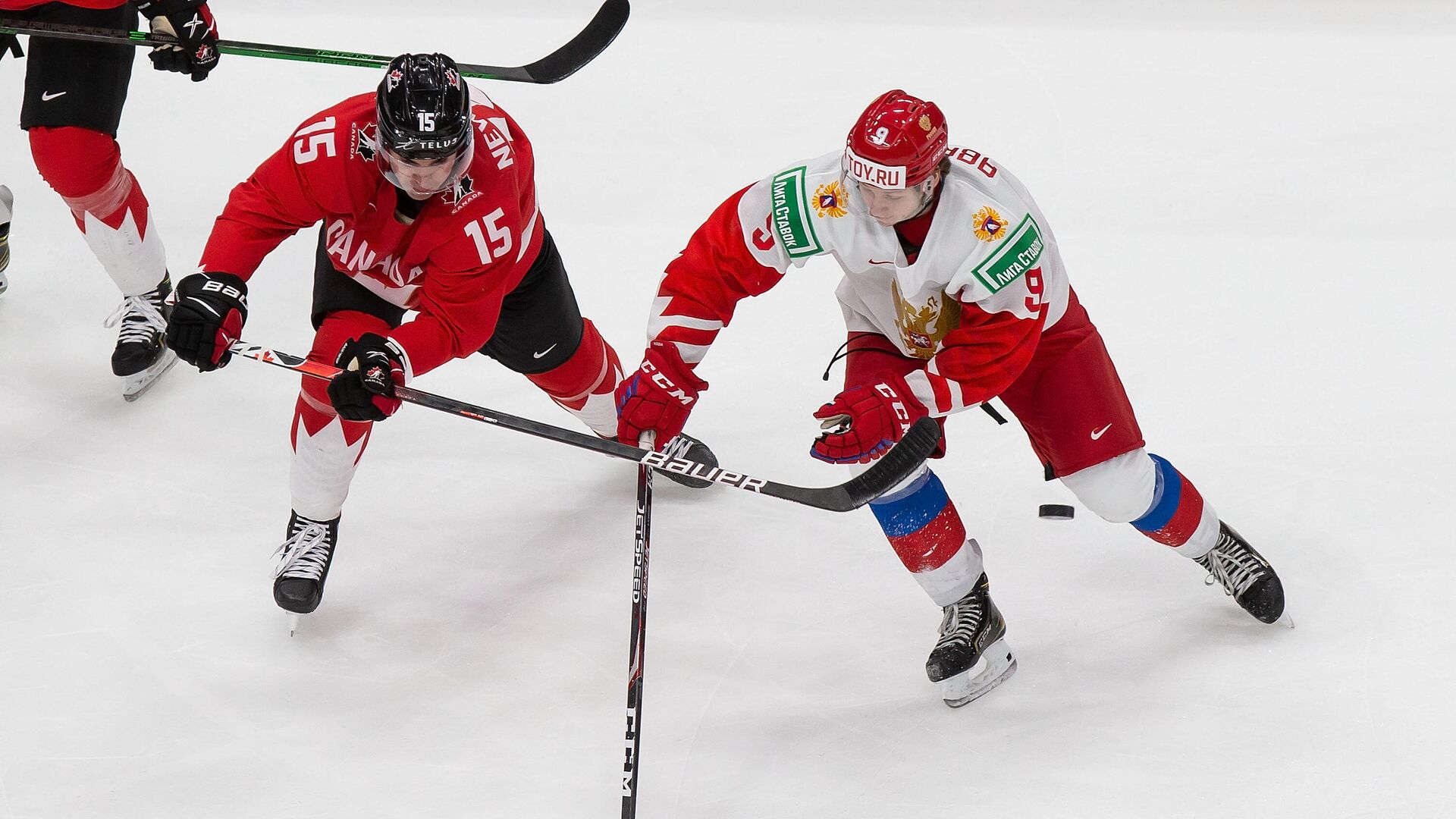 EDMONTON, AB - JANUARY 04: Alex Newhook #15 of Canada skates against Mikhail Abramov #9 of Russia during the 2021 IIHF World Junior Championship semifinals at Rogers Place on January 4, 2021 in Edmonton, Canada.   Codie McLachlan/Getty Images/AFP - РИА Новости, 1920, 05.01.2021