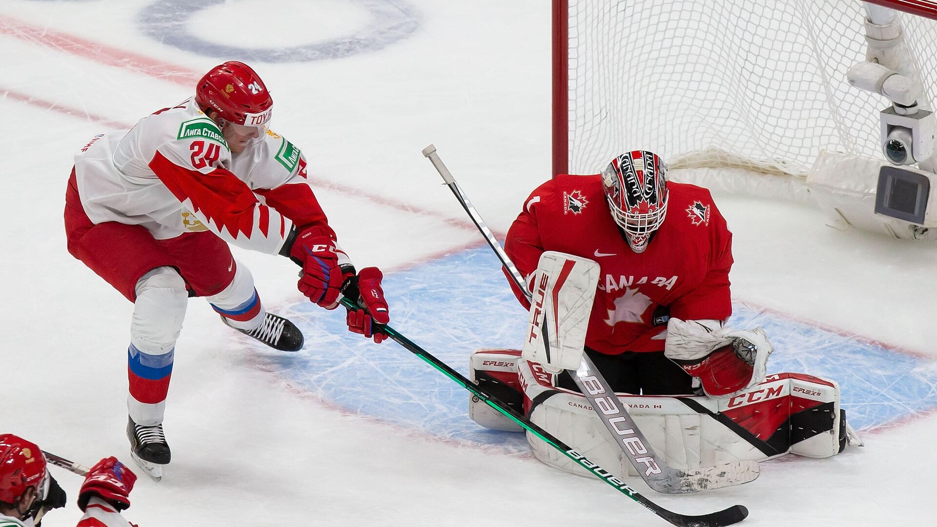 EDMONTON, AB - JANUARY 04: Goaltender Devon Levi #1 of Canada defends against Ilya Safonov #24 of Russia during the 2021 IIHF World Junior Championship semifinals at Rogers Place on January 4, 2021 in Edmonton, Canada.   Codie McLachlan/Getty Images/AFP - РИА Новости, 1920, 05.01.2021