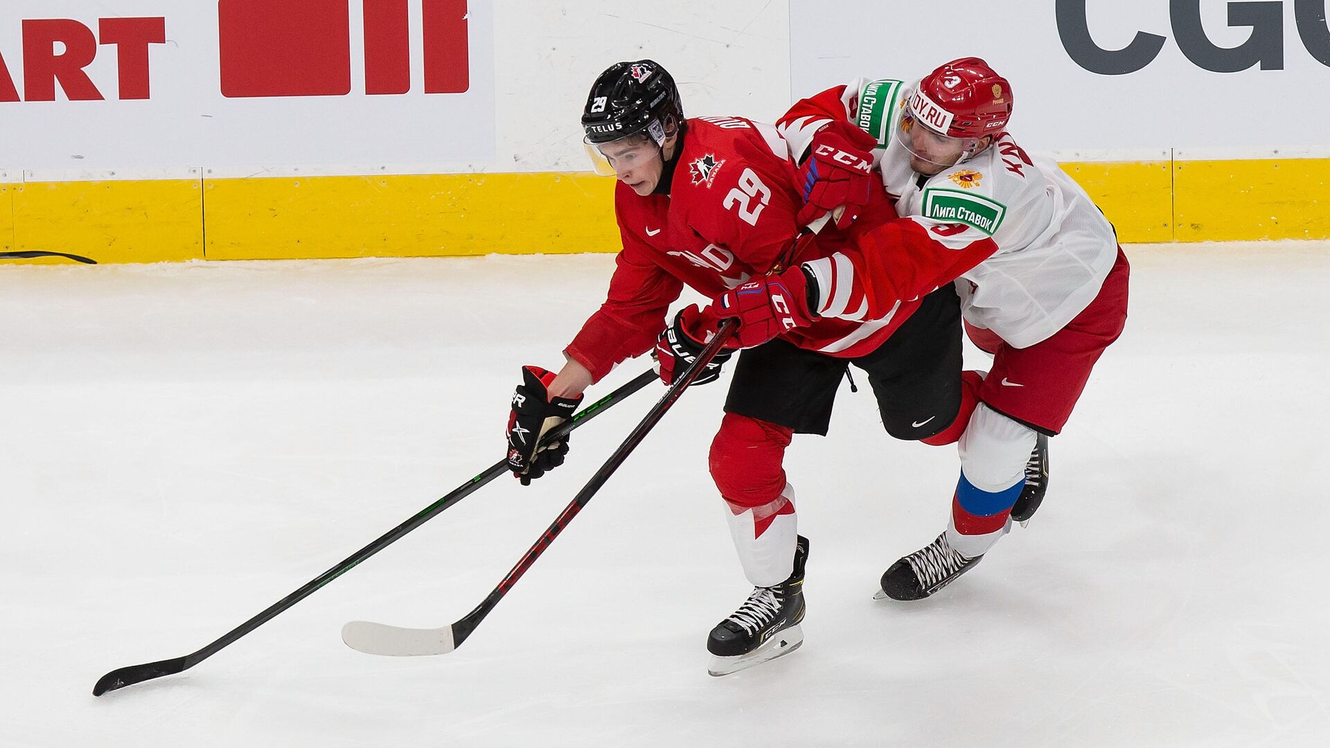 EDMONTON, AB - JANUARY 04: Jack Quinn #29 of Canada skates against Artemi Knyazev #3 of Russia during the 2021 IIHF World Junior Championship semifinals at Rogers Place on January 4, 2021 in Edmonton, Canada.   Codie McLachlan/Getty Images/AFP - РИА Новости, 1920, 05.01.2021