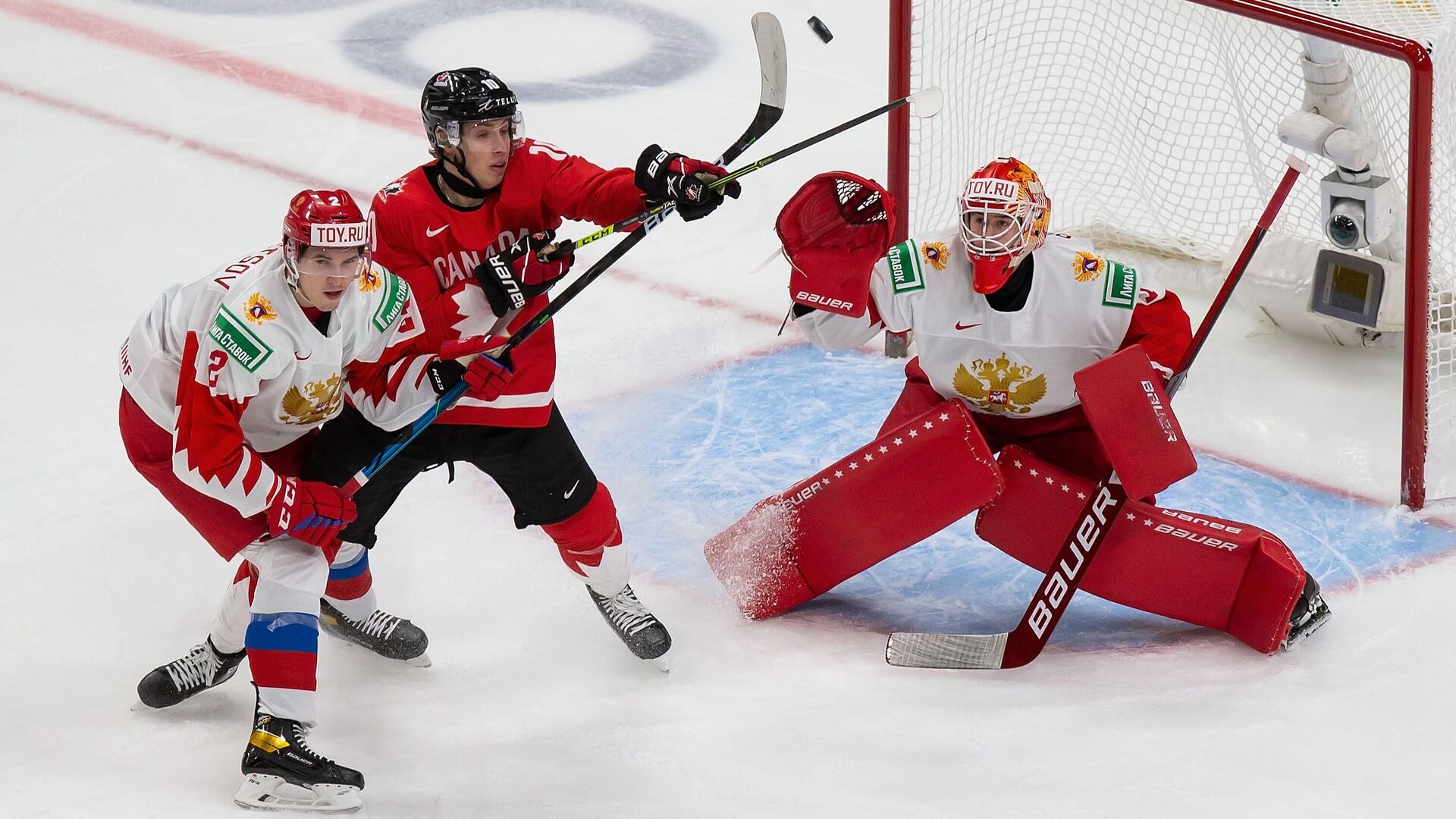 EDMONTON, AB - JANUARY 04: Dylan Holloway #10 of Canada battles against Yan Kuznetsov #2 and goaltender Yaroslav Askarov #1 of Russia during the 2021 IIHF World Junior Championship semifinals at Rogers Place on January 4, 2021 in Edmonton, Canada.   Codie McLachlan/Getty Images/AFP - РИА Новости, 1920, 05.01.2021