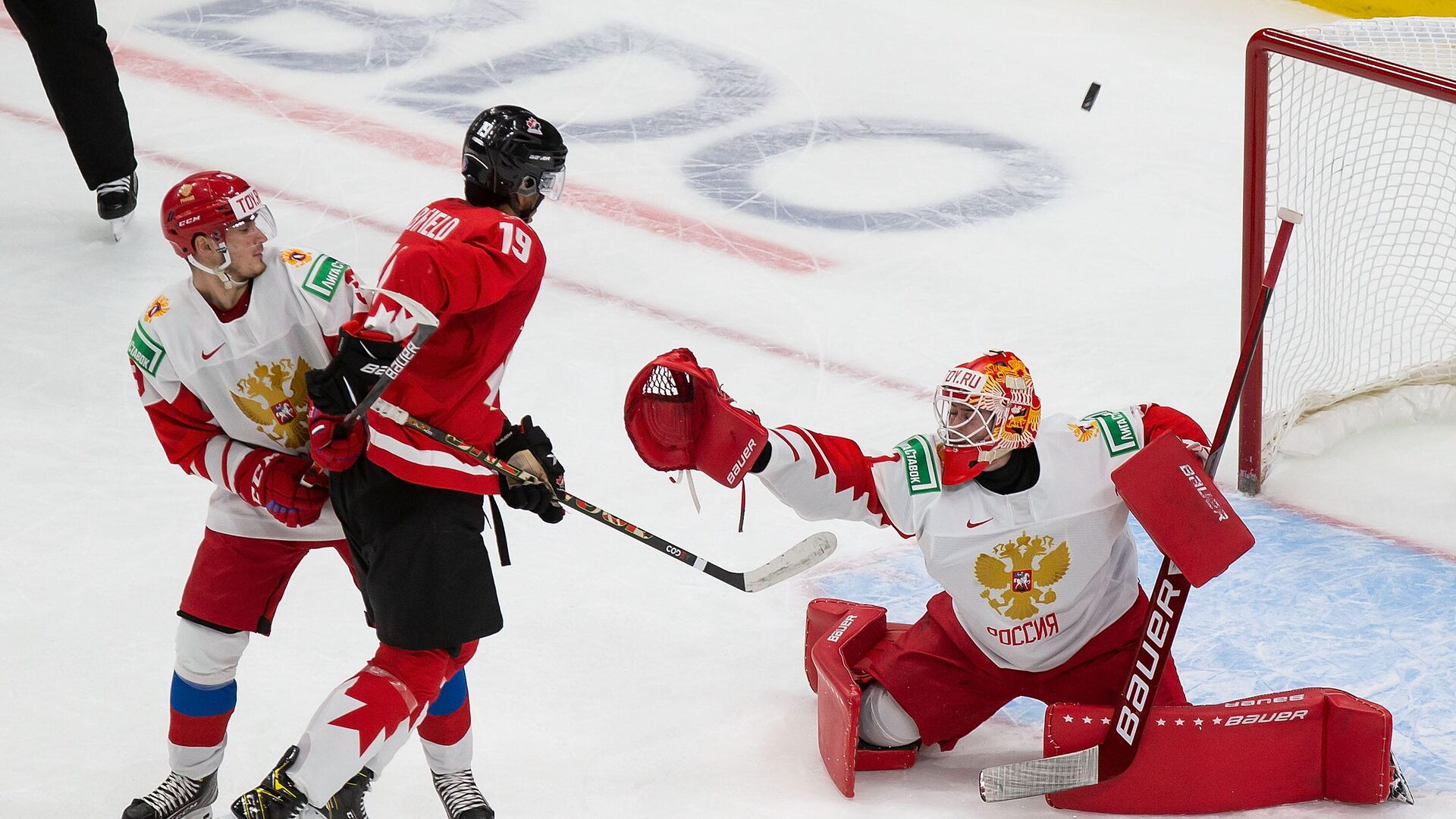 EDMONTON, AB - JANUARY 04: Quinton Byfield #19 of Canada skates against Artemi Knyazev #3 and goaltender Yaroslav Askarov #1 of Russia during the 2021 IIHF World Junior Championship semifinals at Rogers Place on January 4, 2021 in Edmonton, Canada.   Codie McLachlan/Getty Images/AFP - РИА Новости, 1920, 05.01.2021