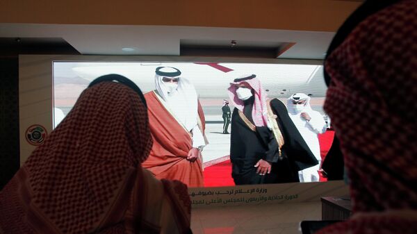 Наследный принц Саудовской Аравии Мохаммед бен Салман встречает эмира Катара Тамима бин Хамада аль-Тани, который прибыл для участия в 41 саммите Совета сотрудничества арабских государств Персидского залива