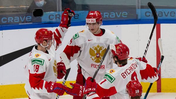 Хоккеисты молодежной сборной России празднуют гол в ворота команды Финляндии.
