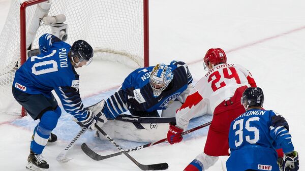 Хоккеисты молодежных сборных России и Финляндии в матче за бронзовые медали чемпионата мира.