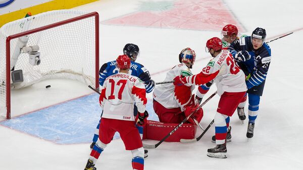 Игроки молодежных сборных России и Финляндии по хоккею.