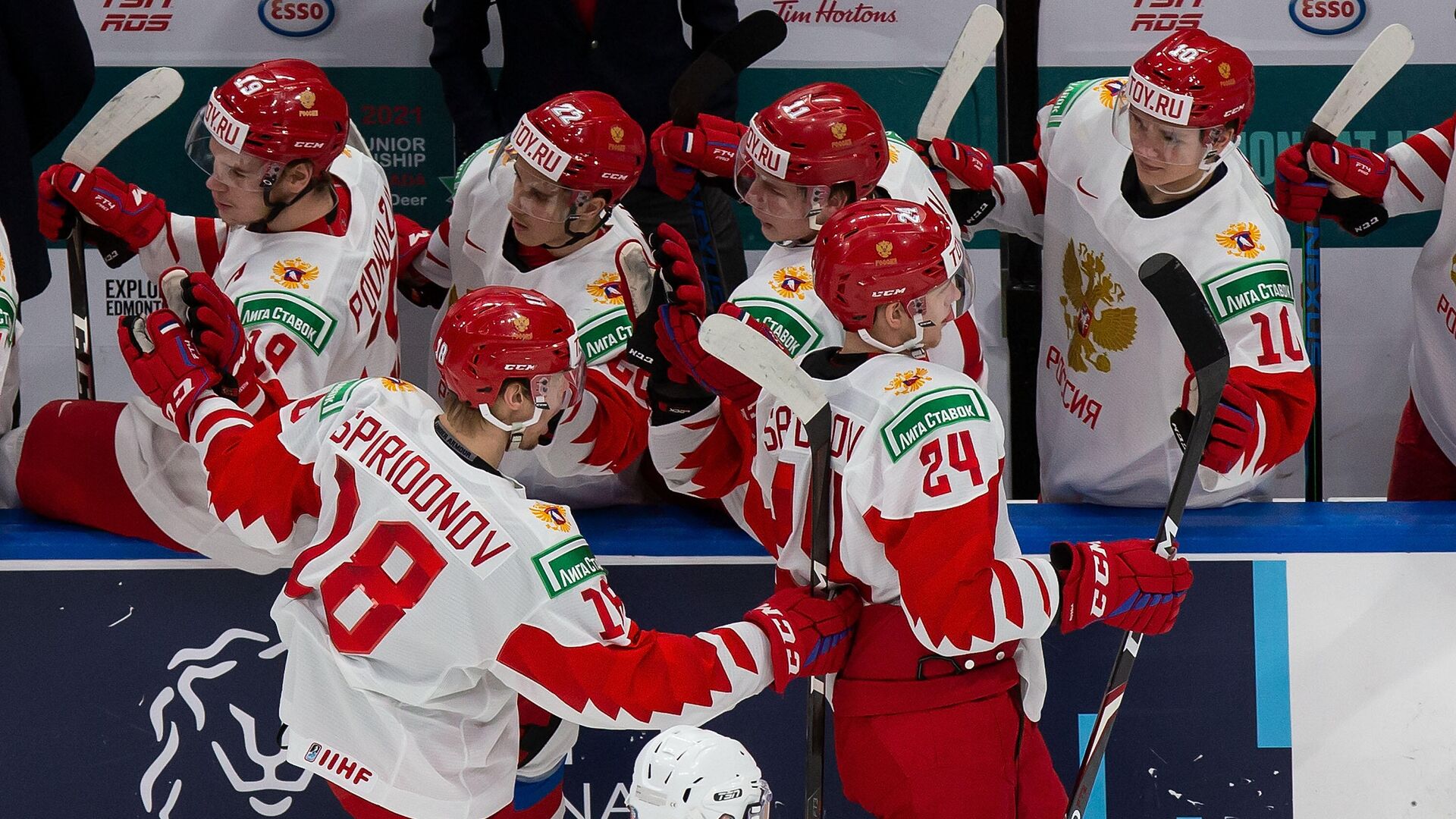 EDMONTON, AB - JANUARY 05: Ilya Safonov #24 and Yegor Spiridonov #18 of Russia celebrate a goal against Finland during the 2021 IIHF World Junior Championship bronze medal game at Rogers Place on January 5, 2021 in Edmonton, Canada.   Codie McLachlan/Getty Images/AFP - РИА Новости, 1920, 06.01.2021