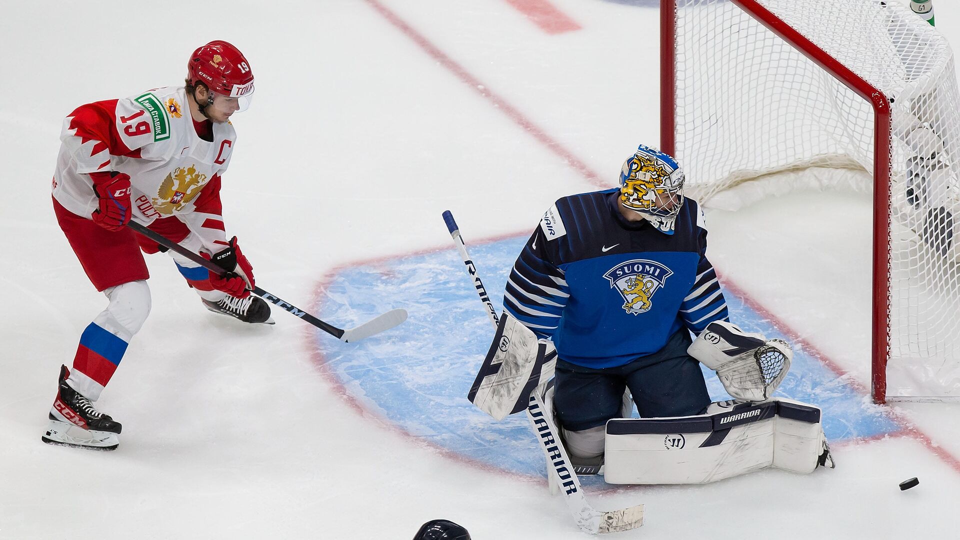 EDMONTON, AB - JANUARY 05: Vasili Podkolzin #19 of Russia takes a shot against goaltender Kari Piiroinen #1 of Finland during the 2021 IIHF World Junior Championship bronze medal game at Rogers Place on January 5, 2021 in Edmonton, Canada.   Codie McLachlan/Getty Images/AFP - РИА Новости, 1920, 06.01.2021