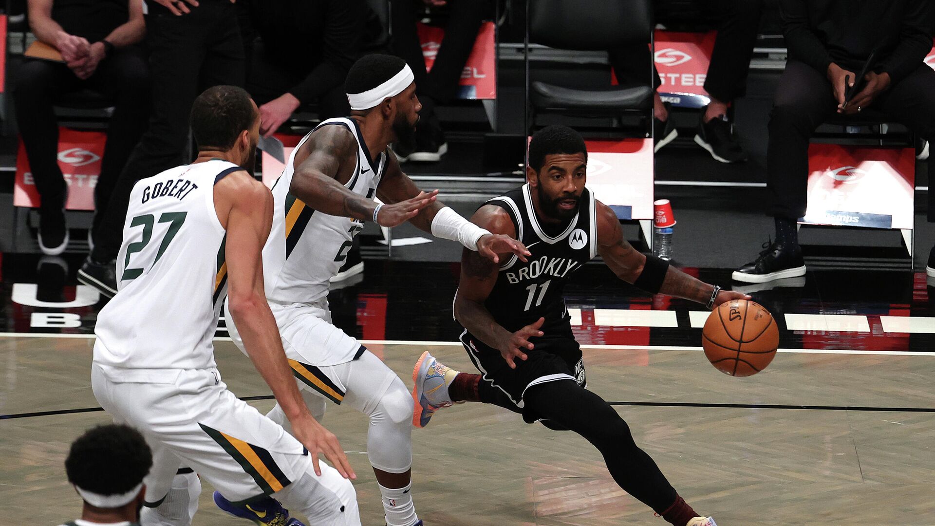 NEW YORK, NEW YORK - JANUARY 05: Kyrie Irving #11 of the Brooklyn Nets drives against the Utah Jazz during their game at Barclays Center on January 05, 2021 in New York City. NOTE TO USER: User expressly acknowledges and agrees that, by downloading and/or using this Photograph, user is consenting to the terms and conditions of the Getty Images License Agreement.   Al Bello/Getty Images/AFP - РИА Новости, 1920, 06.01.2021