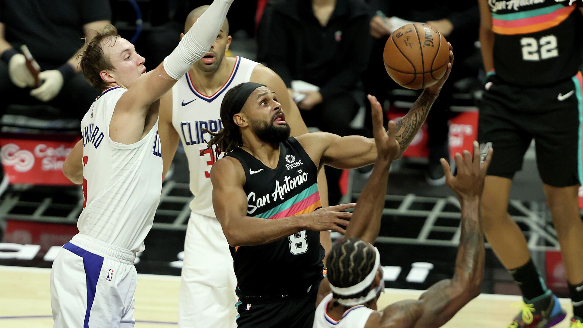 LOS ANGELES, CALIFORNIA - JANUARY 05: Patty Mills #8 of the San Antonio Spurs drives to the basket past the defense of Kawhi Leonard #2, Luke Kennard #5 and Nicolas Batum #33 of the LA Clippers during the second half of a game at Staples Center on January 05, 2021 in Los Angeles, California. TO USER: User expressly acknowledges and agrees that, by downloading and or using this photograph, User is consenting to the terms and conditions of the Getty Images License Agreement.   Sean M. Haffey/Getty Images/AFP - РИА Новости, 1920, 06.01.2021