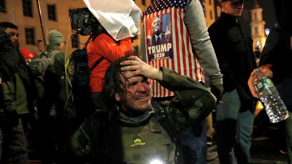 Участник акции сторонников действующего президента США Дональда Трампа в Вашингтоне, пострадавший в результате столкновений с полицией 