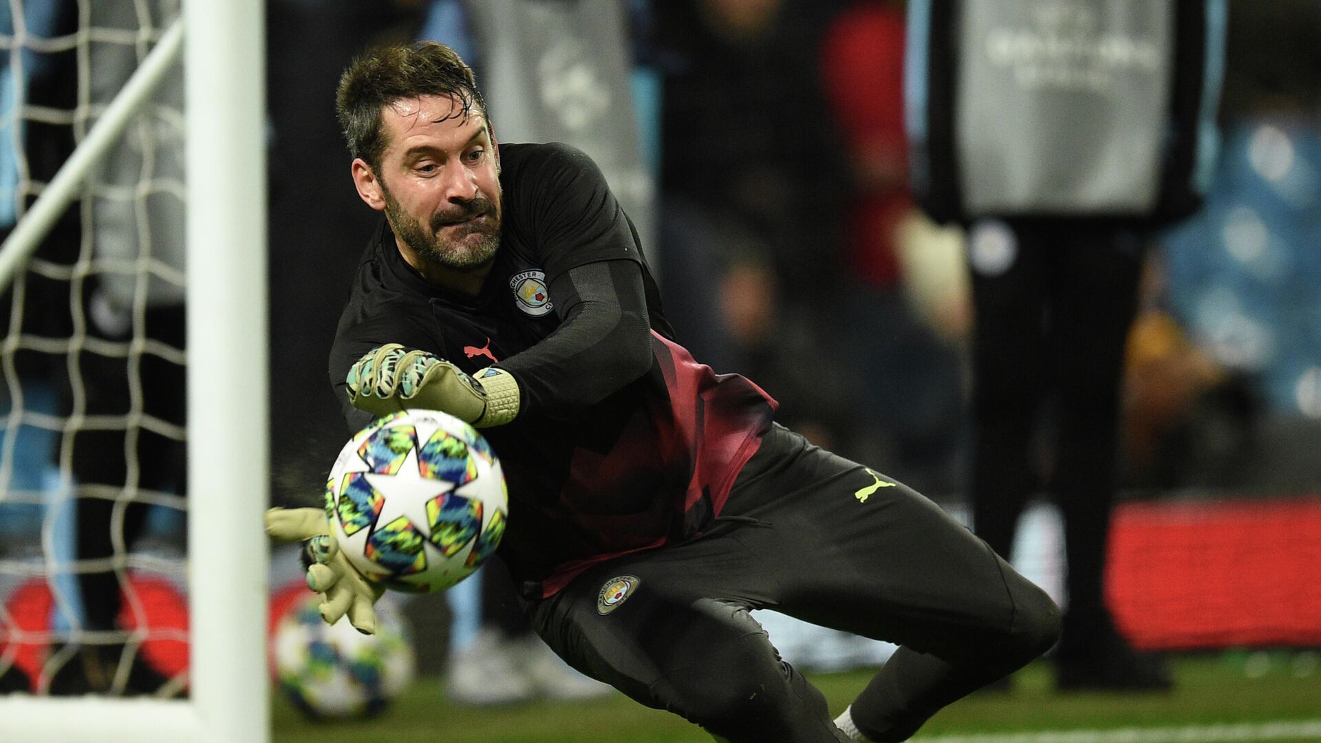 Manchester City's English goalkeeper Scott Carson warms up ahead of the UEFA Champions League football Group C match between Manchester City and Shakhtar Donetsk at the Etihad Stadium in Manchester, north west England on November 26, 2019. (Photo by Oli SCARFF / AFP) - РИА Новости, 1920, 06.01.2021