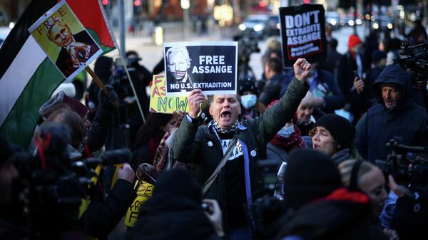 Сторонники Джулиана Ассанжа возле здания суда в Лондоне