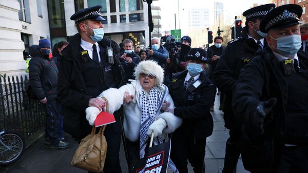 Сотрудники полиции задерживают сторонницу Джулиана Ассанжа возле здания суда в Лондоне