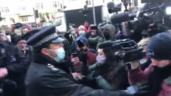 Полиция разгоняет сторонников Ассанжа у здания суда в Лондоне