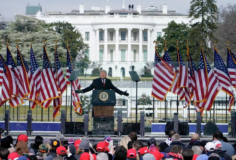 Президент Дональд Трамп выступает на митинге в Вашингтоне