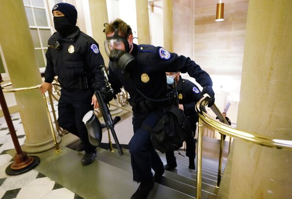 Полицейские в здании конгресса США