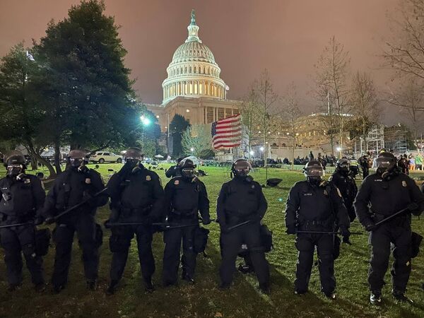 Полиция зачищает окрестности Капитолия в Вашингтоне