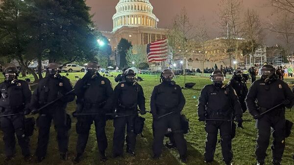 Полиция зачищает окрестности Капитолия в Вашингтоне