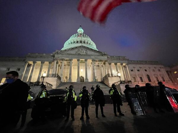 Полиция у здания Капитолия в Вашингтоне