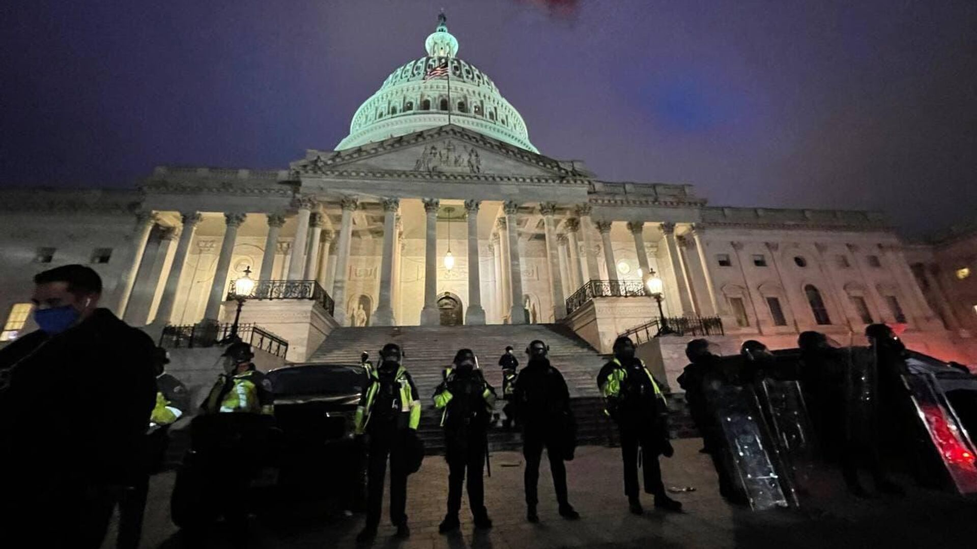 Полиция у здания Капитолия в Вашингтоне - РИА Новости, 1920, 07.01.2021