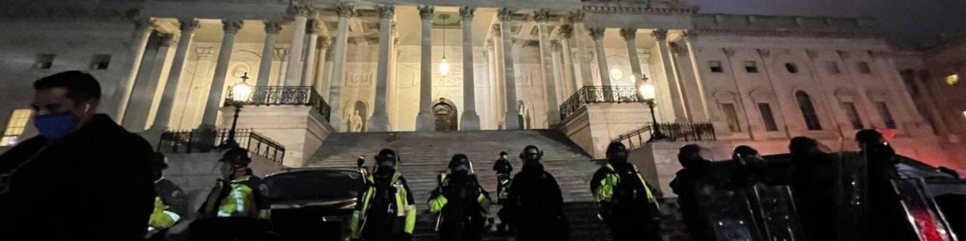 Полиция у здания Капитолия в Вашингтоне - РИА Новости, 1920, 06.01.2021