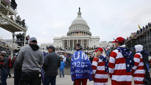 Участники акции сторонников действующего президента США Дональда Трампа у здания конгресса в Вашингтоне