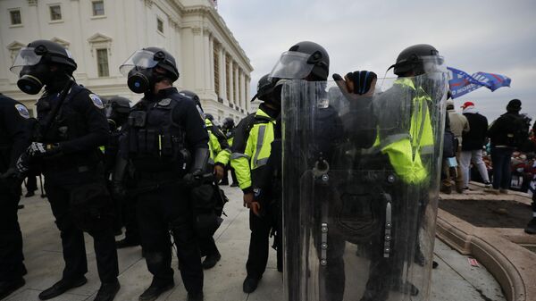 Сотрудники полиции во время акции протеста сторонников действующего президента США Дональда Трампа у здания конгресса в Вашингтоне