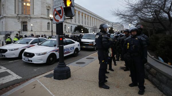 Сотрудники полиции во время акции протеста сторонников действующего президента США Дональда Трампа у здания конгресса в Вашингтоне