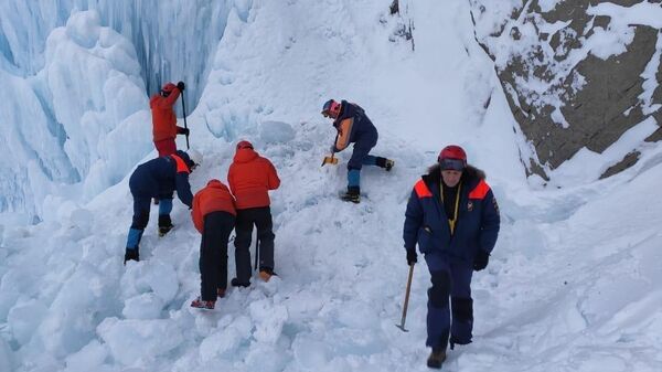 Сотрудники МЧС на месте обрушения льда на Вилючинском водопаде 