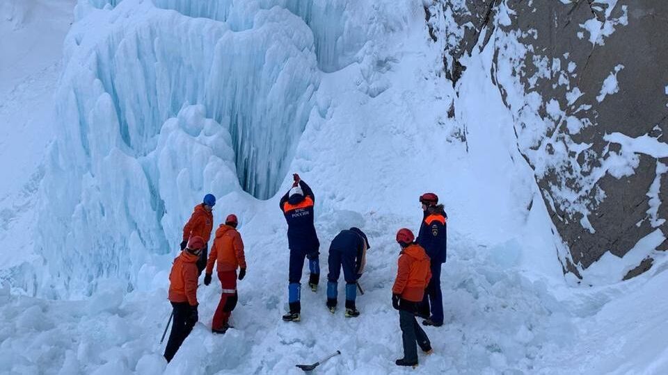 Сотрудники МЧС на месте обрушения льда на Вилючинском водопаде  - РИА Новости, 1920, 07.01.2021