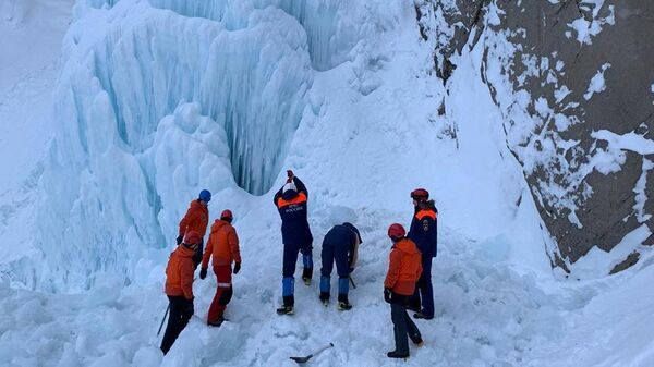 Сотрудники МЧС на месте обрушения льда на Вилючинском водопаде 
