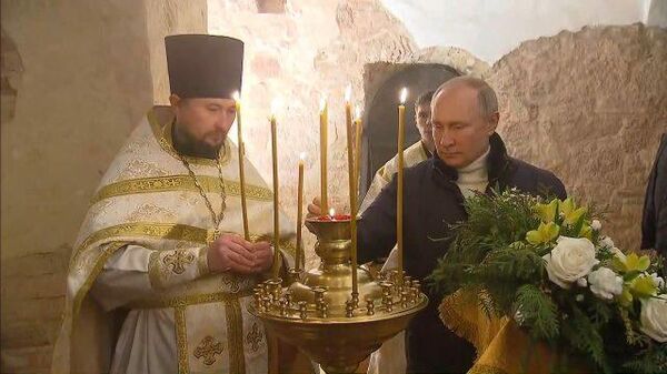 Путин посетил рождественское богослужение в древней новгородской церкви Николы на Липне 
