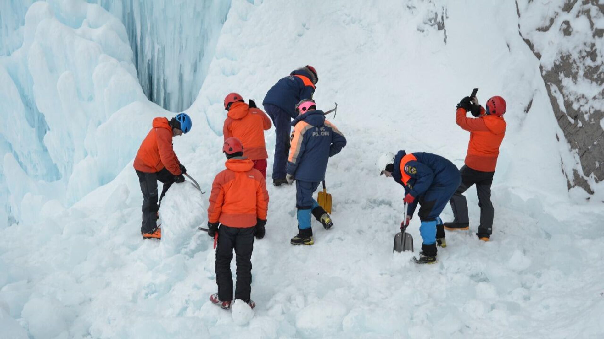Спасатели работают у Вилючинского водопада в Камчатском крае, где обрушился лед - РИА Новости, 1920, 08.01.2021